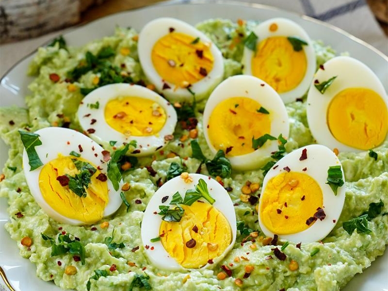 Jajka z zieloną pastą