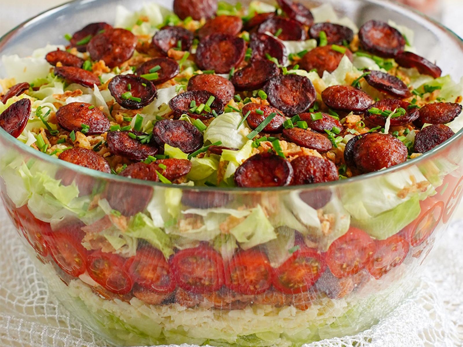 Sałatka warstwowa z kiełbasą