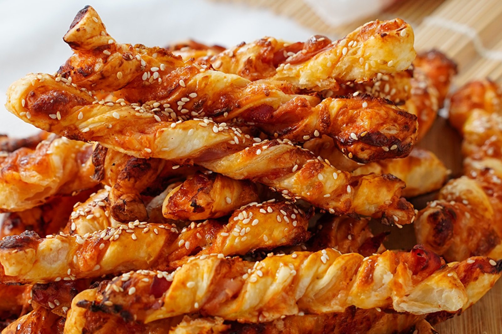 Chrupiące paluszki z ciasta francuskiego z mozzarellą i szynką parmeńską 