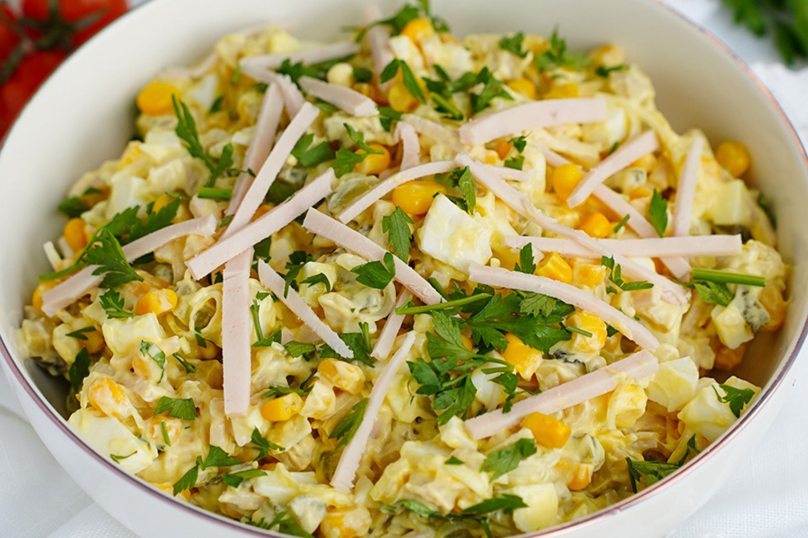 Sałatka z pieczarkami kukurydzą i ogórkami chilli