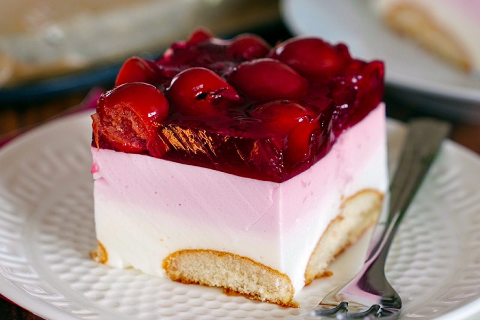 Piankowe ciasto z wiśniami i galaretką na biszkoptach