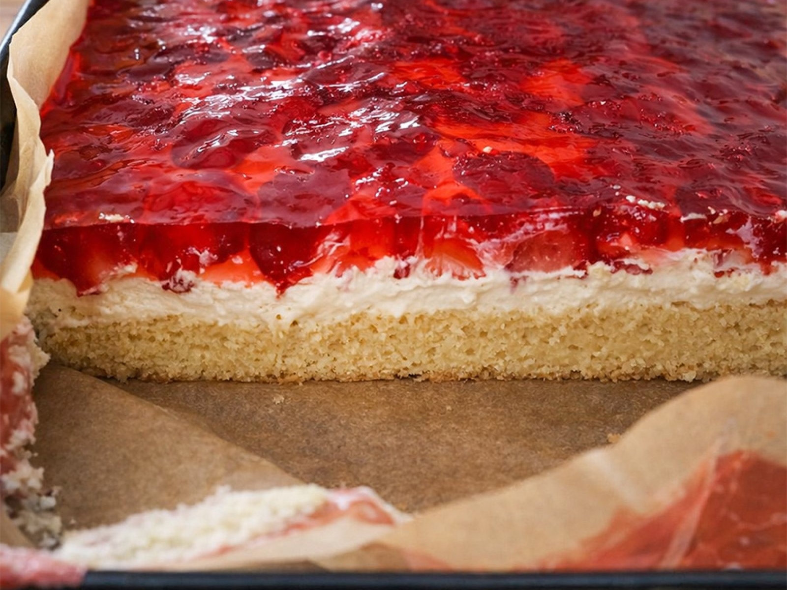 Biszkopt z bitą śmietaną i truskawkami w galaretce