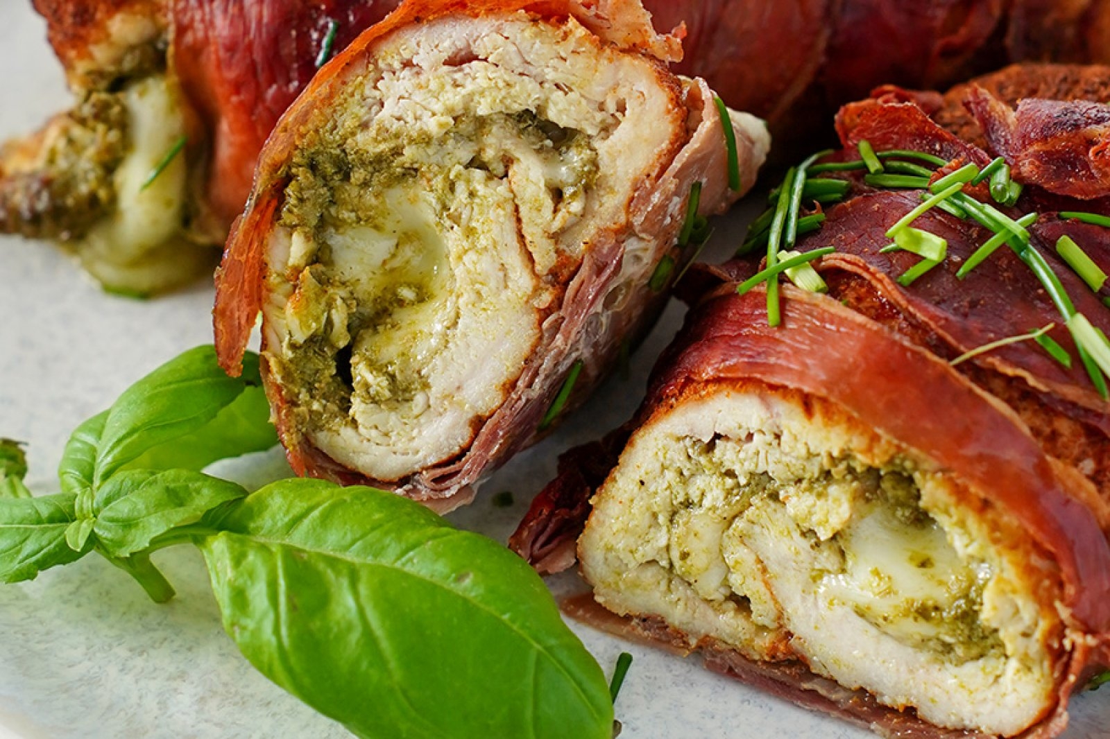 Roladki z kurczaka z pesto, mozzarellą i szynką parmeńską