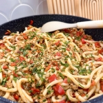 Noodle z mięsem mielonym