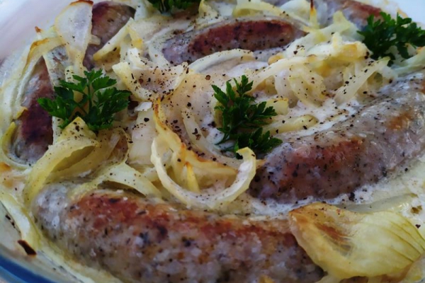 Biała kiełbasa pieczona w sosie chrzanowym