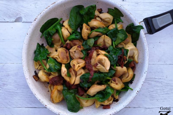 Tortellini ze szpinakiem i suszonymi pomidorami