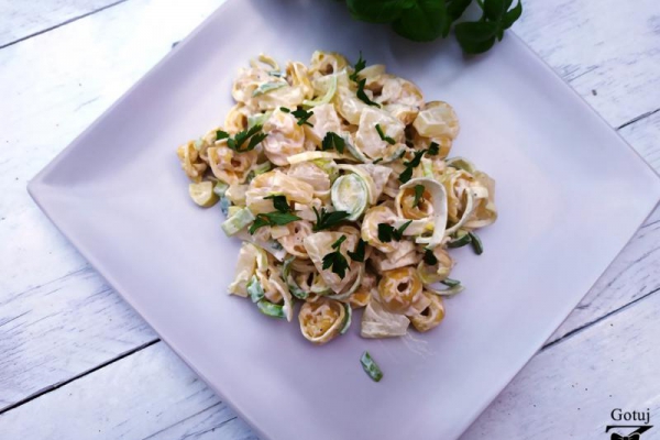 Sałatka z tortellini, porem i ananasem
