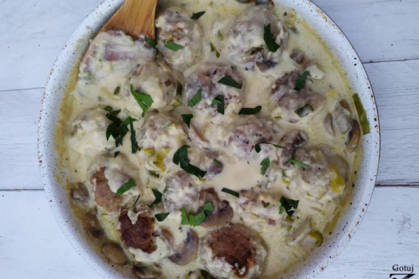 Pulpety w sosie pieczarkowo – porowym