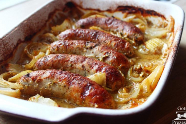 Biała kiełbasa pieczona w cebuli i musztardzie