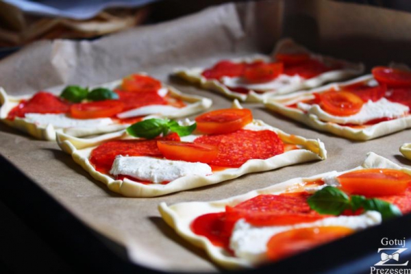 Pizzerki z ciasta francuskiego