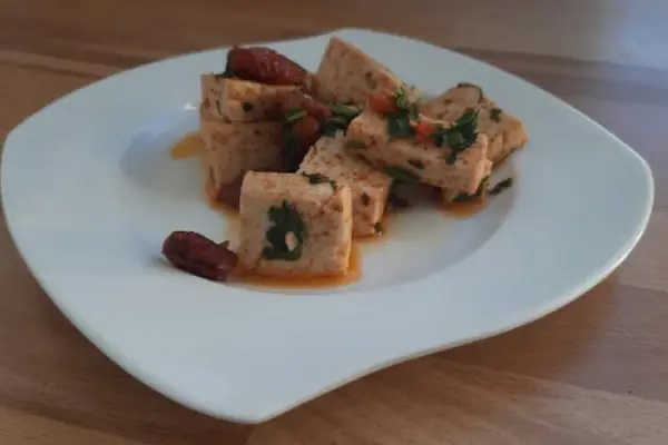 Smażone tofu z suszonymi pomidorami