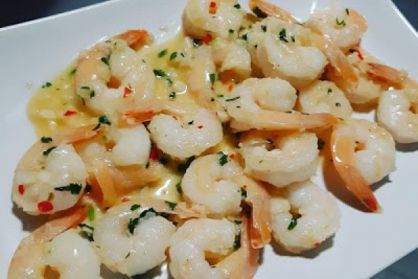 Krewetki na maśle z czosnkiem, chili i natką