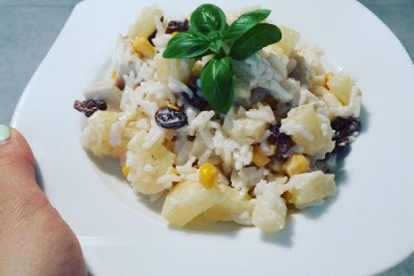 Sałatka na słodko. Kurczak. Ananas. Rodzynki.