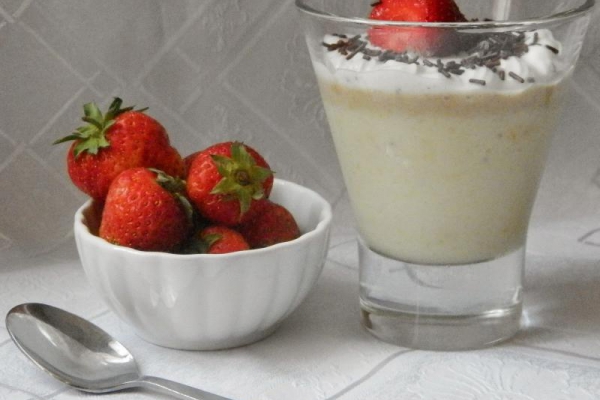 Serniczek bananowy na zimno w szklance