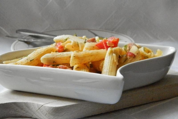 Sałatka z makaronem penne