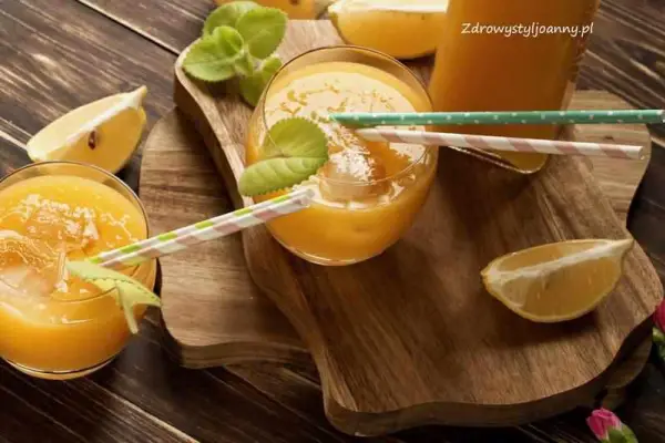 Lemoniada z mango i cytryny.