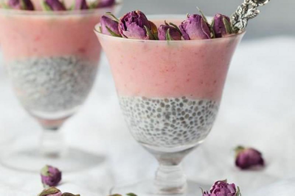 Truskawkowy pudding chia z serkiem wiejskim.