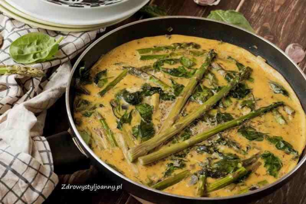 Frittata ze szparagami i szpinakiem.