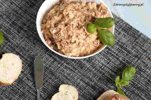 Pasta kanapkowa z twarogu i suszonych pomidorów.