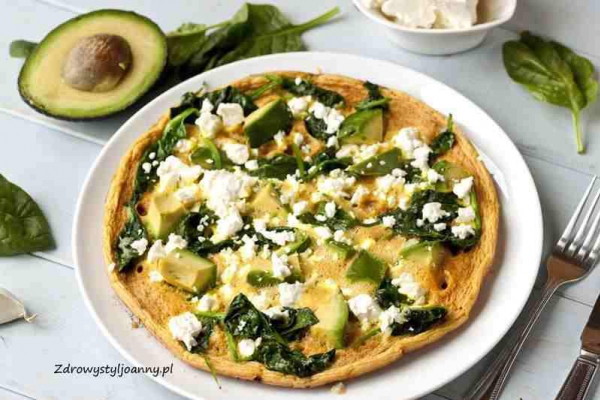 Omlet ze szpinakiem, awokado i serem feta.