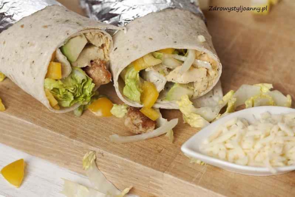Śniadaniowe burrito. Burrito z jajecznicą i awokado.
