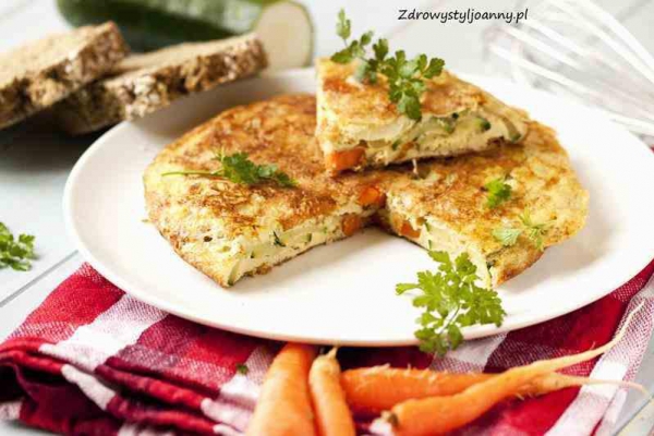 Omlet z marchewką i cukinią.