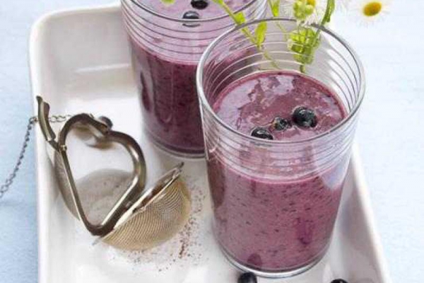 Smoothie z mango, awokado i jagód.