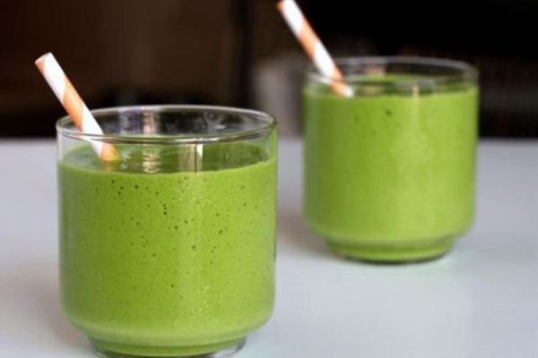 Smoothie z awokado i pomarańczy. Bez nabiału.