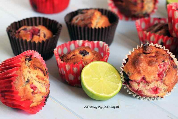 Muffinki cytrynowe z owocami.