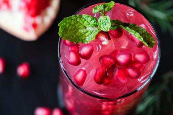Smoothie z granatem, imbirem i pomarańczą.