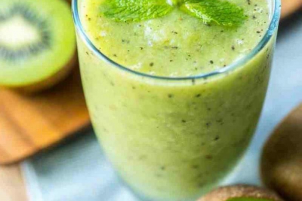 Smoothie z kiwi i melonem.