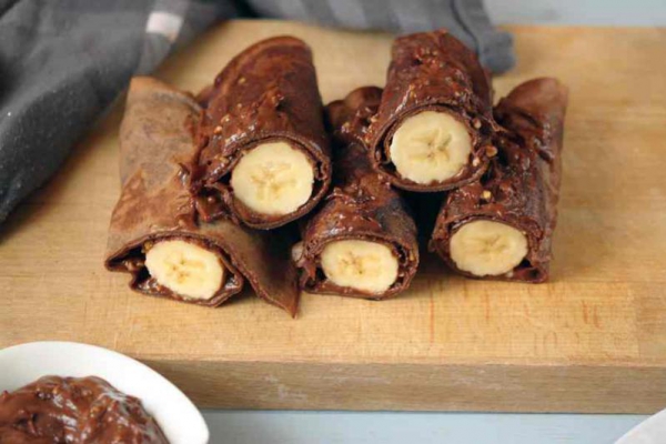 Czekoladowe naleśniki z bananem.