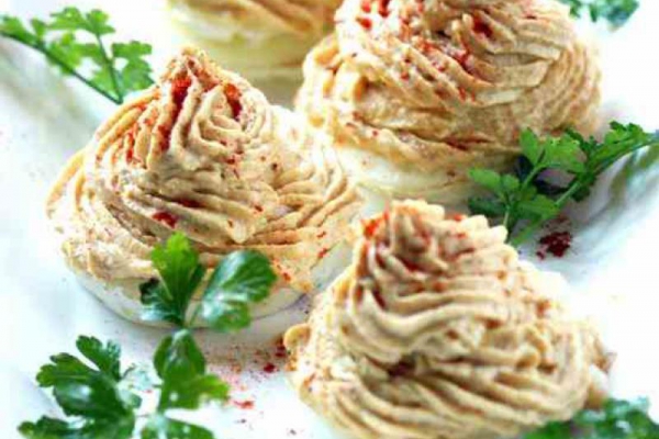 Jajka zapiekane w formie na muffinki. Jajka z blaszki.