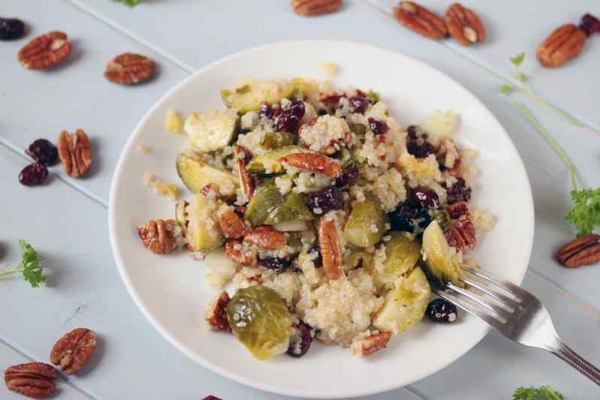 Sałatka z brukselką i kaszą quinoa.