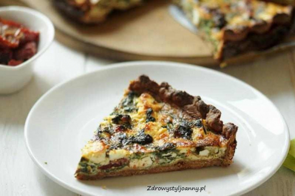 Tarta ze szpinakiem i suszonymi pomidorami.