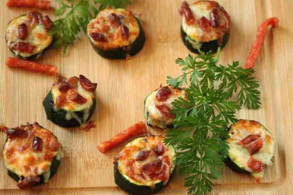 Mini pizzerinki z cukinii.