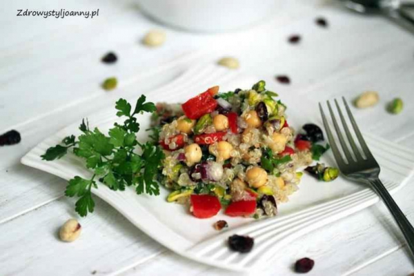 Sałatka z kaszą quinoa, pistacjami i ciecierzycą.