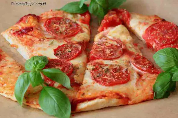 Domowa pizza Margherita.