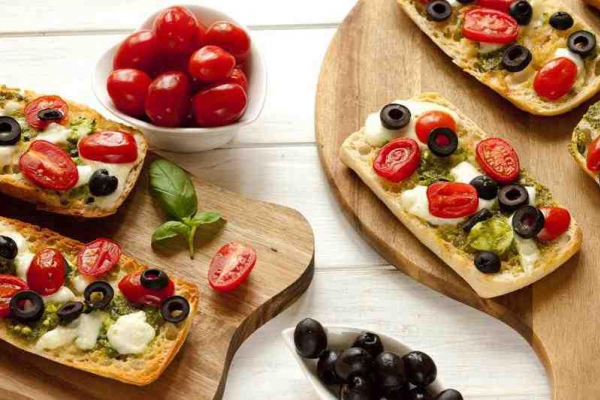 Bruschetta z pomidorami. Grzanki po włosku.