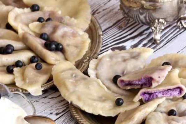 Pierogi z serem i jagodami.