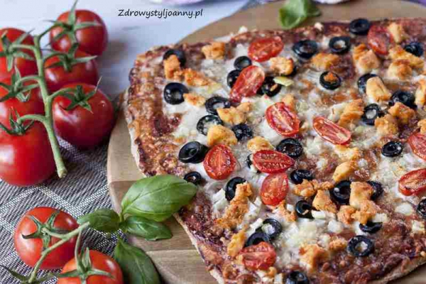 Pizza z kurczakiem i oliwkami.