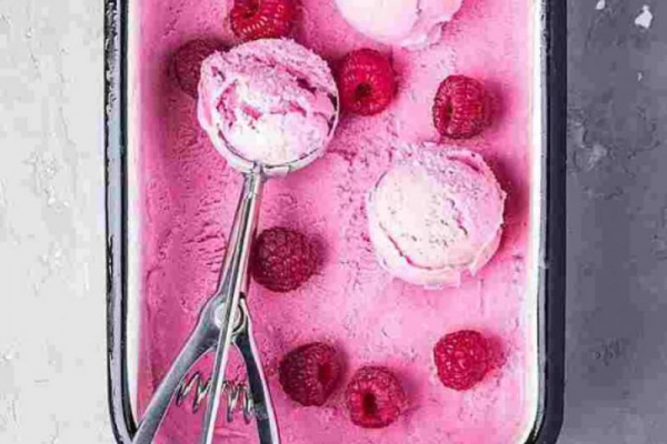 Domowe lody malinowe.