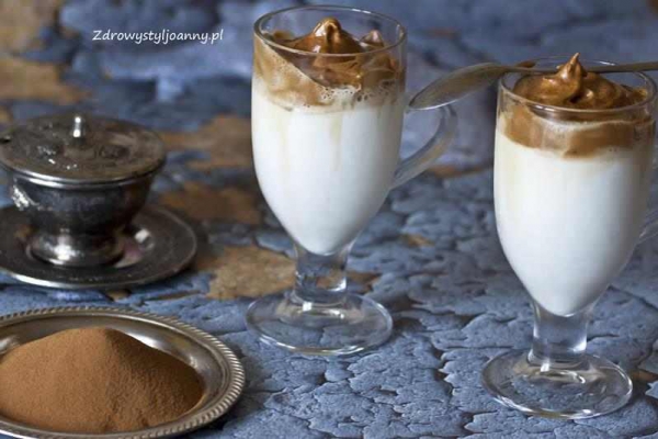 Dalgona coffee – whipped coffee. Kawa mrożona.