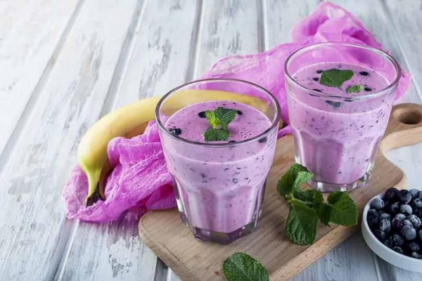 Koktajl jagodowy z bananem.
