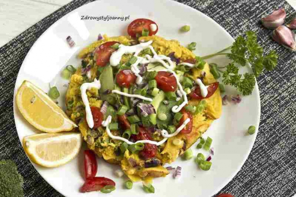Wegański omlet z brokułem i awokado.