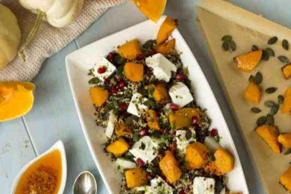 Sałatka z dynią, serem feta i kaszą quinoa.
