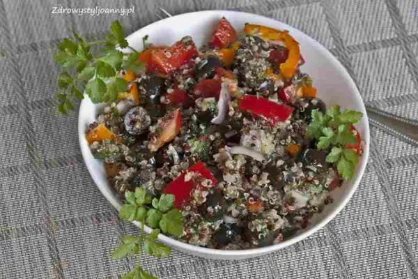 Śródziemnomorska sałatka z kaszą quinoa.
