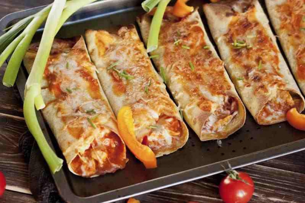 Domowe enchiladas z kurczakiem.