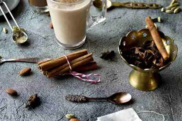Chai tea latte – rozgrzewająca herbata z przyprawami.