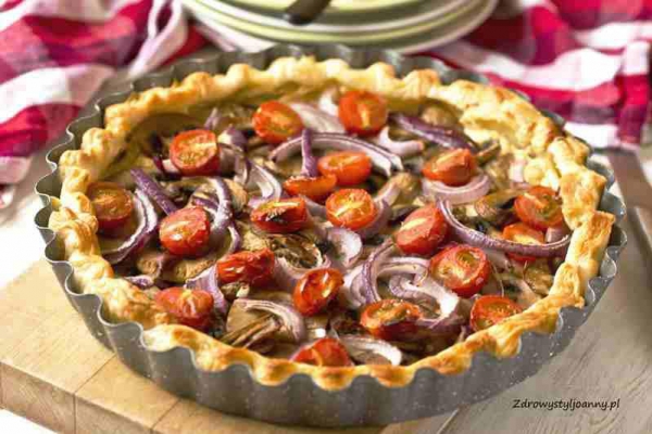 Tarta z pieczarkami i pomidorami.